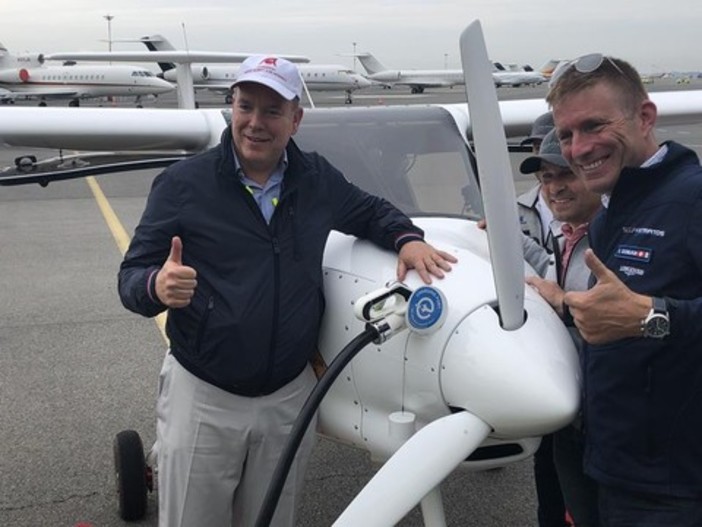 Il principe Albert II a bordo del Pipistrel Velis Il principe Albert II a bordo del Pipistrel Velis