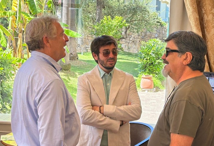 Pieve di Teco, l’abbraccio tra il sindaco Enrico Pira e Francesco Pannofino: “Orgogliosi di te, ambasciatore delle nostre radici”