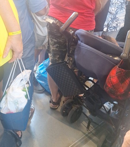 Sul treno Ventimiglia - Genova ammassati come su un carro bestiame, scatta la protesta Sul treno Ventimiglia - Genova ammassati come su un carro bestiame, scatta la protesta