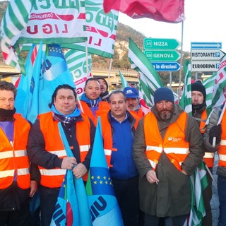 A Ventimiglia arriva la protesta del mondo dell'autotrasporto contro il Mobility Package (Foto e Video) A Ventimiglia arriva la protesta del mondo dell'autotrasporto contro il Mobility Package (Foto e Video)