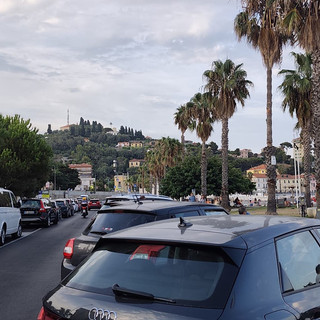 STORIE D'ESTATE. Al Prino il carro attrezzi porta via l’auto ma scoppia la protesta dei bagnanti