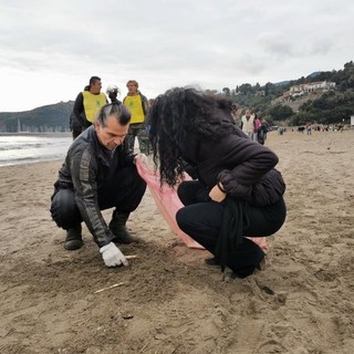 Piero Pelù e Legambiente mercoledì 5 febbraio a Sanremo  per liberare la spiaggia dai rifiuti: seconda tappa del Clean Beach Tour durante il festival della canzone italiana