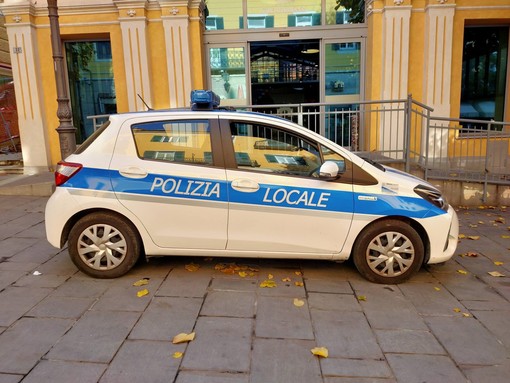 Via Cascione, uomo armato di coltello: intervento di polizia locale e carabinieri