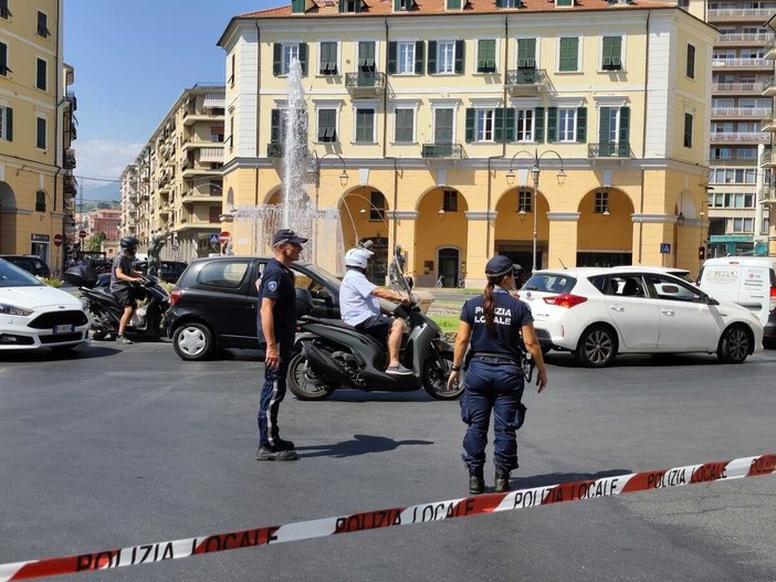 Traffico in aumento in centro dopo la chiusura di via Des Geneys: la polizia locale presidia i punti più critici Traffico in aumento in centro dopo la chiusura di via Des Geneys: la polizia locale presidia i punti più critici