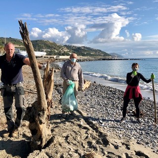 San Lorenzo al Mare, dopo l'alluvione ripulite le spiagge invase da plastica e legname (Foto)