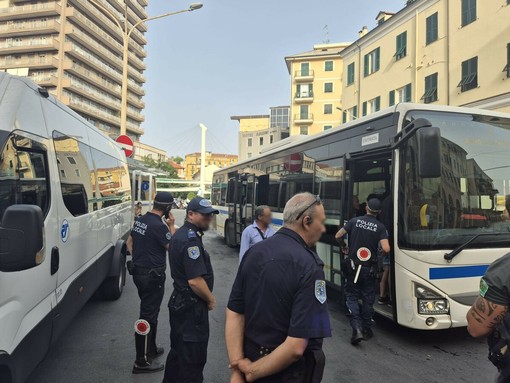 Tensione su un autobus della Riviera Trasporti in largo Nannollo Piana