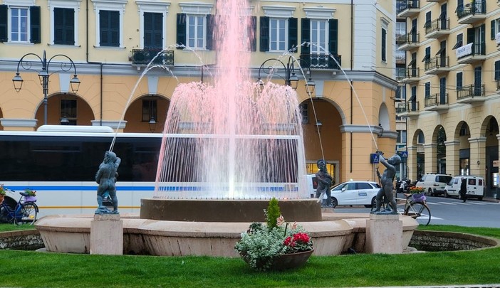 Lotta contro i disturbi alimentari, la fontana di piazza Dante si tinge di lilla