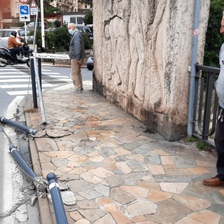 Imperia: mezzo pesante fa strike di paletti e segnali sul ponte Impero, i testimoni: "Ha rischiato di investire due persone" (foto)