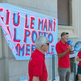 Porto commerciale di Oneglia, i camalli incontrano il presidente Bucci: tutto rinviato