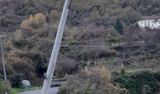 Palo Telecom pericolante all’ingresso di Tavole, cresce la preoccupazione dei residenti Palo Telecom pericolante all’ingresso di Tavole, cresce la preoccupazione dei residenti