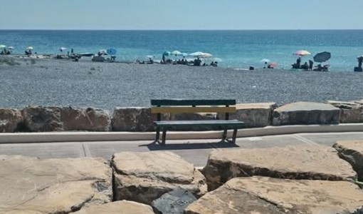 La panchina della Giraffa a rotelle “trasloca” in spiaggia: dal Parchetto al litorale. E non è la prima volta