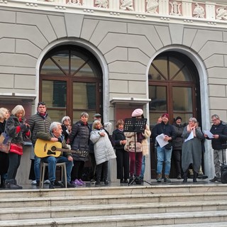 Imperia, un flash mob davanti al Cavour: "La cittadinanza è impaziente di riavere il teatro"