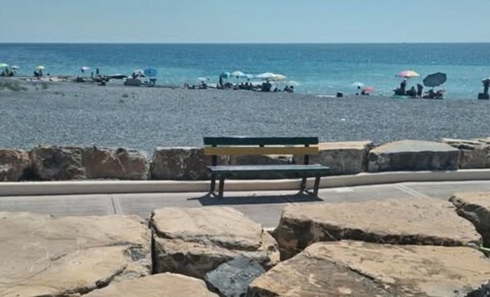 La panchina della Giraffa a rotelle “trasloca” in spiaggia: dal Parchetto al litorale. E non è la prima volta La panchina della Giraffa a rotelle “trasloca” in spiaggia: dal Parchetto al litorale. E non è la prima volta