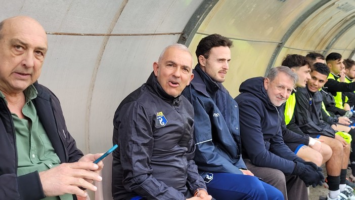 Mister Pietro Buttu al centro in panchina                                                                                                 (Foto Flammia)