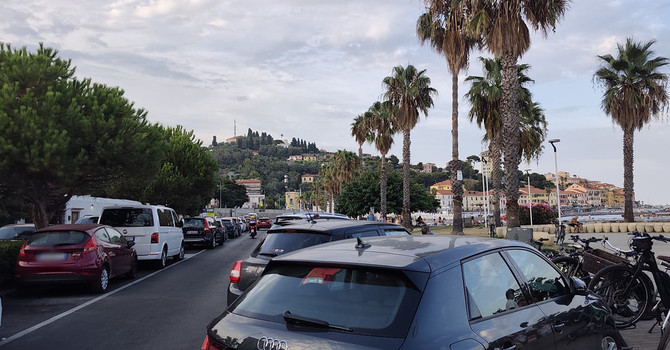 STORIE D'ESTATE. Al Prino il carro attrezzi porta via l’auto ma scoppia la protesta dei bagnanti STORIE D'ESTATE. Al Prino il carro attrezzi porta via l’auto ma scoppia la protesta dei bagnanti
