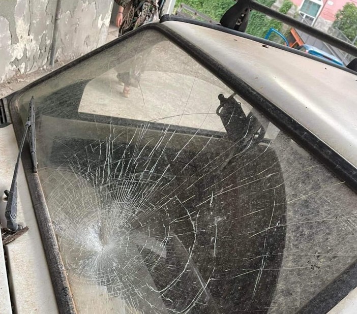 Pietra contro un'auto a Dolcedo, parabrezza distrutto: "Vile atto vandalico"