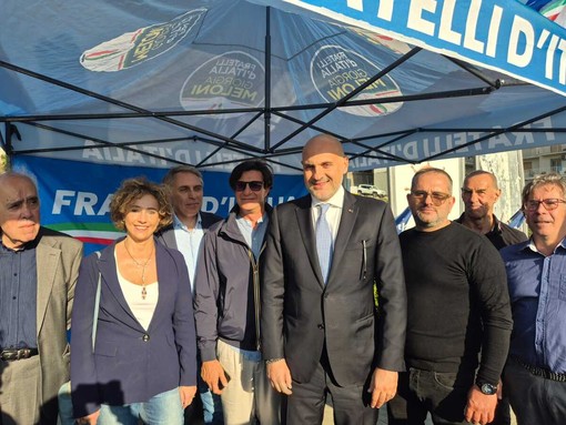Ex Isnardi, il sottosegretario Prisco (FdI) al gazebo sulla sicurezza: “Quando i cittadini chiamano, la politica non si volta dall’altra parte” Ex Isnardi, il sottosegretario Prisco (FdI) al gazebo sulla sicurezza: “Quando i cittadini chiamano, la politica non si volta dall’altra parte”