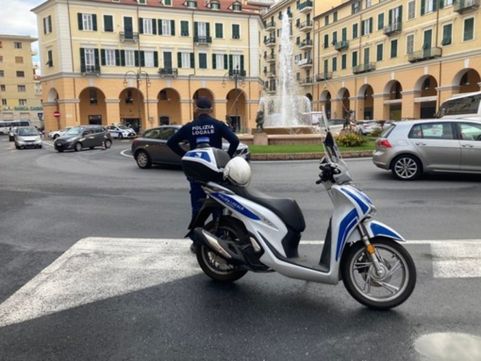 Imperia, la polizia locale si muove in e-Bike: pattugliamenti "green" nelle zone pedonali e ciclabili Imperia, la polizia locale si muove in e-Bike: pattugliamenti "green" nelle zone pedonali e ciclabili