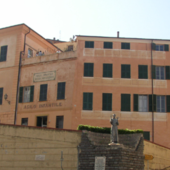 Esce di casa per andare a fare la spesa: i ladri le mettono a soqquadro l'appartamento Esce di casa per andare a fare la spesa: i ladri le mettono a soqquadro l'appartamento