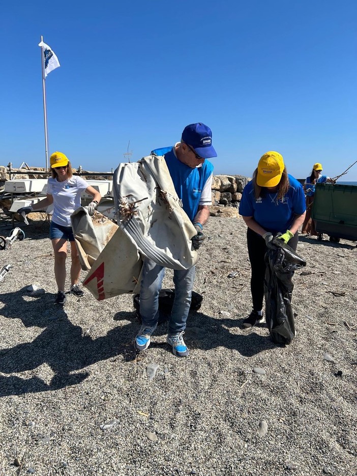 A San Bartolomeo al Mare l'iniziativa &quot;Ripuliamo le spiagge, c'è un mare di lavoro da fare&quot;