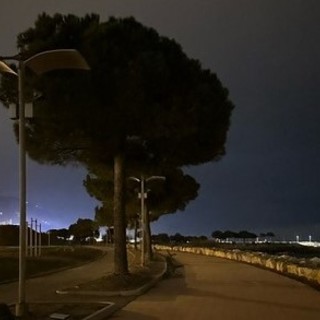 Imperia, i cittadini si lamentano: "Di sera il Parco urbano è illuminato poco e male"