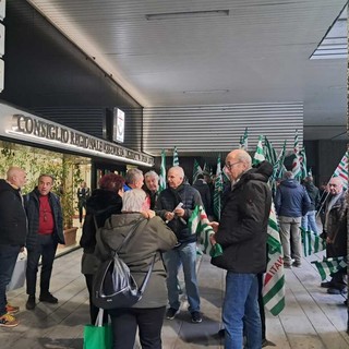 Sanità ligure, scontro totale in Regione: sindacati in presidio contro la maxi-fusione delle Asl