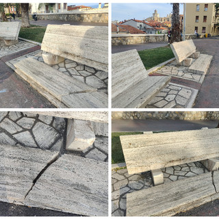 Imperia, panchina di marmo distrutta dai vandali ai giardini di piazza Roma a Porto Maurizio (foto)