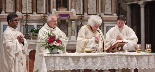 Al centro padre Ferruccio Zavattaro