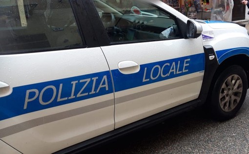 Petardi venduti a minorenni, la polizia locale di Diano Marina denuncia un venditore Petardi venduti a minorenni, la polizia locale di Diano Marina denuncia un venditore