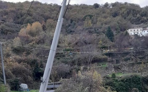 Palo Telecom pericolante all’ingresso di Tavole, cresce la preoccupazione dei residenti