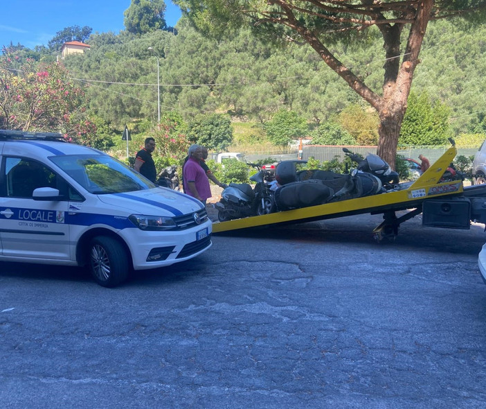 Imperia, auto e moto "fantasma" rimosse dalla polizia locale dopo le segnalazioni dei residenti