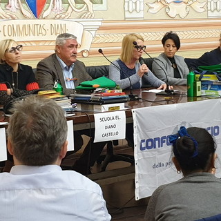 Al concorso di Confcommercio Golfo Dianese ‘Vota l’Albero di Natale’ tutte le scolaresche premiate Al concorso di Confcommercio Golfo Dianese ‘Vota l’Albero di Natale’ tutte le scolaresche premiate