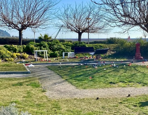 Degrado al Parco Urbano, una coperta di rifiuti nel verde Degrado al Parco Urbano, una coperta di rifiuti nel verde