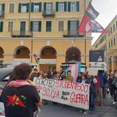 “Questo sistema non ci va bene”: gli studenti imperiesi in piazza contro scuole insicure e trasporti inadeguati