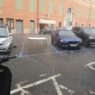 A Imperia spuntano tavoli abusivi per occupare i parcheggi blu