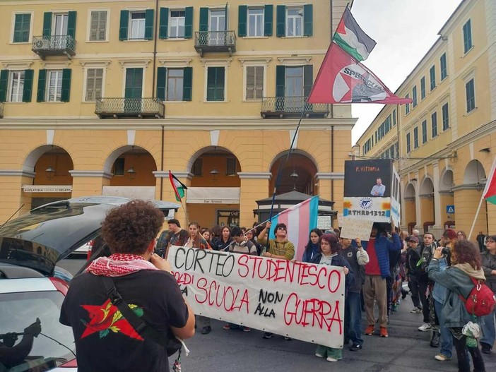 “Questo sistema non ci va bene”: gli studenti imperiesi in piazza contro scuole insicure e trasporti inadeguati