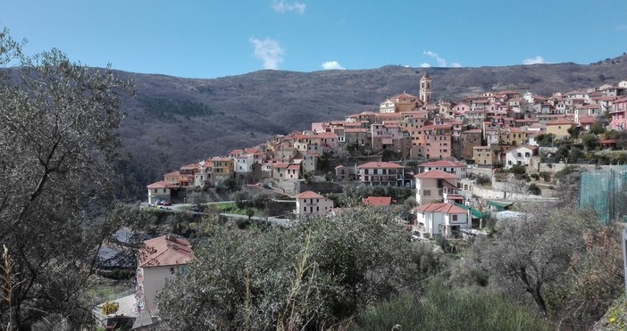 Il Comune di Pietrabruna cerca contadini che garantiscano i servizi di manutenzione ordinaria, sfalcio, sgombero, smaltimento residui del paese