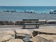 La panchina della Giraffa a rotelle “trasloca” in spiaggia: dal Parchetto al litorale. E non è la prima volta