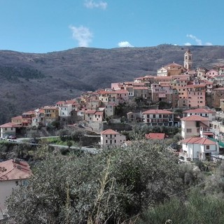 Il Comune di Pietrabruna cerca contadini che garantiscano i servizi di manutenzione ordinaria, sfalcio, sgombero, smaltimento residui del paese