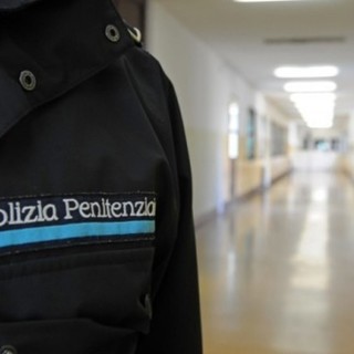 Sanremo, due detenuti 'armati' di bastone appuntito tentano di sequestrare un agente penitenziario