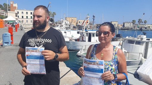 Imperia, in calata Cuneo la mobilitazione dei pescatori al suono delle sirene (foto e video) Imperia, in calata Cuneo la mobilitazione dei pescatori al suono delle sirene (foto e video)