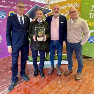 OliOliva 2025, Alessandro Piana riceve la statua della mascotte dedicata all’IGP dell’Oliva Taggiasca