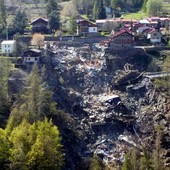 Monesi prima di Niscemi, il paese delle Alpi liguri resta ancora fantasma Monesi prima di Niscemi, il paese delle Alpi liguri resta ancora fantasma