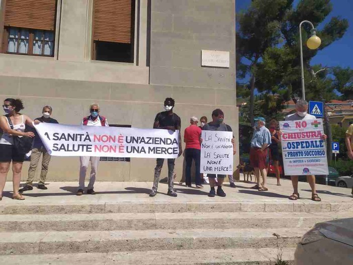 Imperia: presidio di 'Cittadinanza Attiva' contro l'ospedale unico. Il primo agosto la manifestazione (foto e video) Imperia: presidio di 'Cittadinanza Attiva' contro l'ospedale unico. Il primo agosto la manifestazione (foto e video)