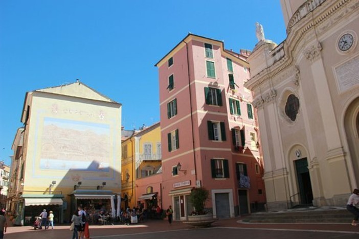 Paura in piazza San Giovanni a Oneglia: uomo spaventa i passanti con un serpente nascosto in un giornale