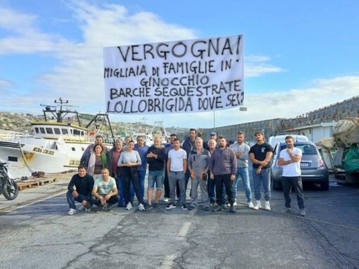 Fermo pesca, gli operatori liguri protestano: "Famiglie in ginocchio" Fermo pesca, gli operatori liguri protestano: "Famiglie in ginocchio"