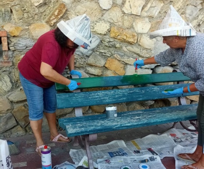 Imperia, verniciata dalla Giraffa a rotelle la panchina di piazzetta De Negri Imperia, verniciata dalla Giraffa a rotelle la panchina di piazzetta De Negri