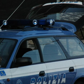 Tentativo di suicidio di un uomo sventato in extremis dalla polizia stradale