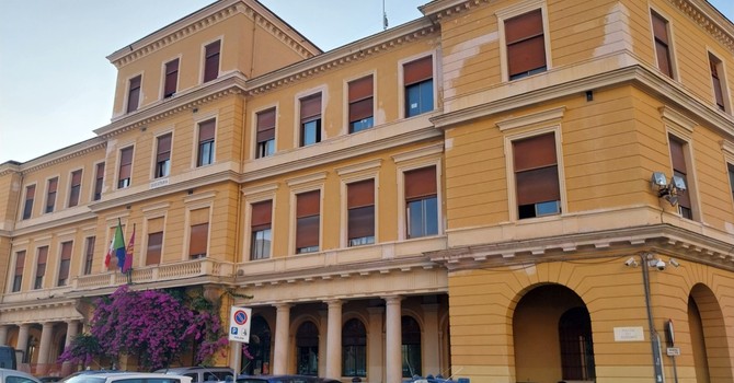 Ubriaco disturba i commercianti in via Cascione: interviene la polizia, agente ferito Ubriaco disturba i commercianti in via Cascione: interviene la polizia, agente ferito