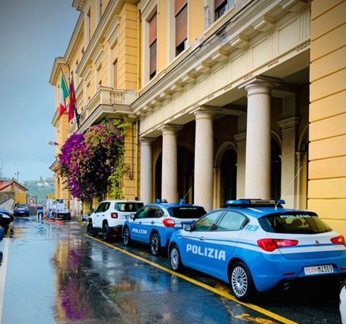 Imperia, mazzette per permessi di soggiorno: arrestato un funzionario della Questura Imperia, mazzette per permessi di soggiorno: arrestato un funzionario della Questura